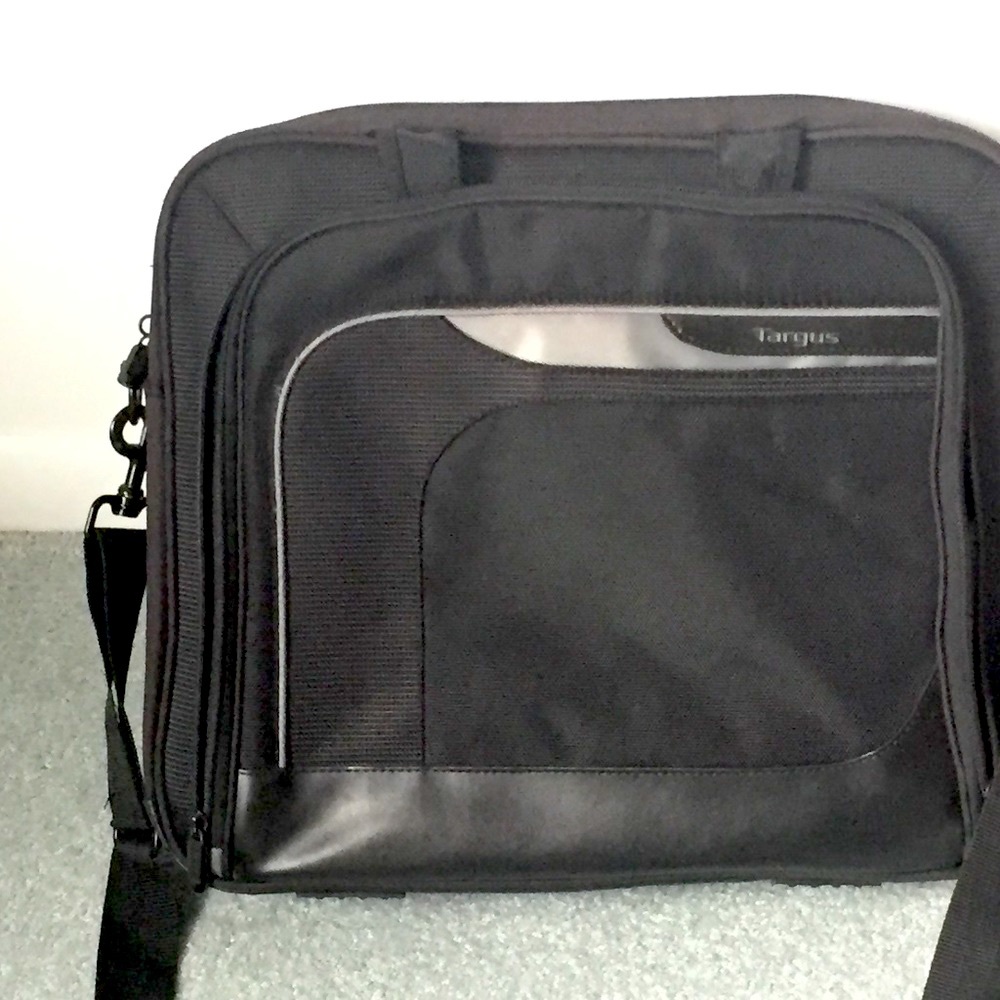 Targus NWOT black laptop Briefcase messenger lightweight - Grad first Job travel